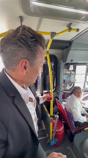 Asistimos a una práctica de manejo y revisión de una unidad de transporte público con las egresadas del programa Mujeres Conductoras, quienes nos mostraron la forma en que verifican el buen funcionamiento y los distintos tipos de maniobra que se realizan. #AlEstiloJalisco impulsamos la inclusión laboral de las mujeres y construimos una movilidad más humana y segura para todas y todos. | Pablo Lemus Navarro