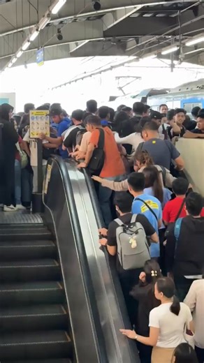 SIKSIKAN SA MRT-3 PLATFORM TINGNAN: Ibinahagi ng isang commuter ang video kung saan makikita ang mga pasahero na nag-uunahan at nagsisiksikan sa platform ng MRT-3 Cubao Station south bound. Ayon kay Bayan Patroller Arvin Joseph, tumagal ng 30 minuto mula nang siya ay bumili ng ticket sa tren hanggang makasakay dito bandang alas-7:30 ng umaga, January 5, 2026. | via Dabet Panelo, Bayan Mo, Ipatrol Mo (Courtesy: Arvin Joseph) | ABS CBN Integrated News & Current Affairs