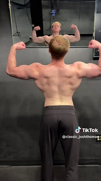 That front lat though #viral #classicphysique #bodybuilding #gymtok #aesthetic