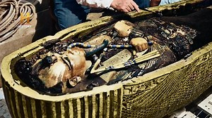 4.8M views · 72K reactions | #Inexplicable En el Valle de los Reyes en Egipto, en 1923, un equipo de excavación británico entró en una cámara funeraria subterránea del antiguo Egipto, específicamente la tumba del rey Tutankamón. Al explorar el lugar, descubren que Tutankamón fue enterrado con una amplia variedad de objetos maravillosos, siendo uno de ellos particularmente extraordinario. | HISTORY | Facebook