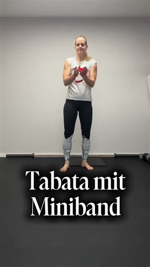 Martha Grasser | Motivation & Mindset on Instagram: "Und heute noch eine Variation, diesmal mit Miniband!! Rollt wieder die Matte aus und auf geht’s! Die Übungen: 👉🏻 Side Step mit Band 👉🏻 split squat 👉🏻shoulder taps 👉🏻Kniebeuge 👉🏻commando plank mit seitl. Taps 👉🏻dead bug 👉🏻 plank mit Beinheben Die Ausführung: ✅ Timer auf Tabata eingestellt: 8 Runden à 20 Sekunden Belastung und 10 Sekunden Wechselzeit/ Pause ✅ 3-5 Runden ✅ Lieber langsamer, dafür sauberer ausführen. Findet euer Temp