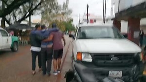 🔴 Dejan atado de manos y pies al velador de telégrafos de México en Coatzacoalcos Sujetos habrían ingresado a las oficinas para perpetrar el robo. Presuntamente se llevaron equipo de cómputo y otros elementos de valor. ￼ Fue en la entrada por Zamora casi esquina Carranza en el centro. Video: Sergio Balandrano | Código Veracruz Noticias