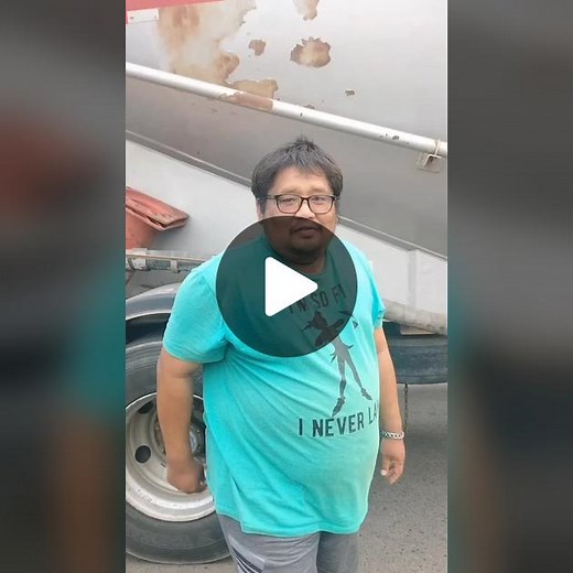 เรื่องวุ่นๆของวัยรุ่นบังฝุ่นล้น มีเงินซื้อใส่นะเถ้าแก่ไม่หวงแต่งรถด้วย แต่ความเป็นนักขับมืออาชีพ ที่ไม่สร้างความเดือดร้อนให้กับสังคม มันบอกว่าอย่าทำ เหมือนพี่จอนนี่บอก