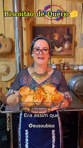 Lourdes Pradenpak on Instagram: "Biscoitão de queijo que sua avó fazia👵🏼Me segue aqui❤️ 🚨Link na bio para adquirir seu ebook exclusivo de receitas✅ 👩🏻‍🍳Receita: 3 ovos / 1/2 xícara de leite / 1/3 xícara de óleo / 2 xícaras de polvilho doce ou azedo / 2 e 1/2 xícaras de mussarela / 100g de parmesão / 1 pitada de sal / 100g de mussarela pra polvilhar por cima • • • • • • • #mulher #mae #vó #donadecasa #culinaria #culinariaitaliana #receita #receitafacil #cozinhando #rural #pobre #vidanaroça 