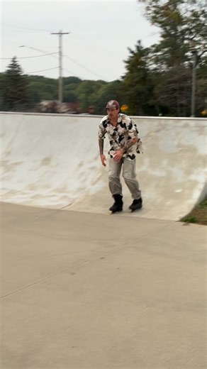 Baggy pants testing 3 in West Michigan 🧪👖🙌🏼 @ekdistribution 🎥 @swimswithsealions . . . . #rollerblading #blading #instablading @hauntedwheelco #hauntedwheelco |