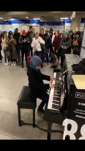 317K views · 11K reactions | Jingle Bells - Piano Cover #music #piano #pianocover #public #jinglebells #csnpiano | Gabrielerossi_piano | Facebook