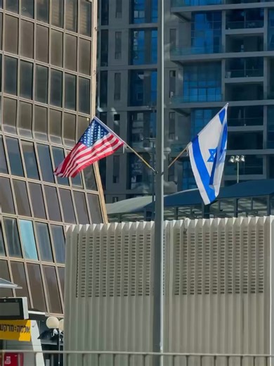 Gratitude, on full display. 🇮🇱🇺🇸 Across central Israel, hundreds of American flags have appeared along the streets - a visible expression of appreciation for the partnership between Israel and the United States. 🎥 @Yoni_Tzioni_IL on X
