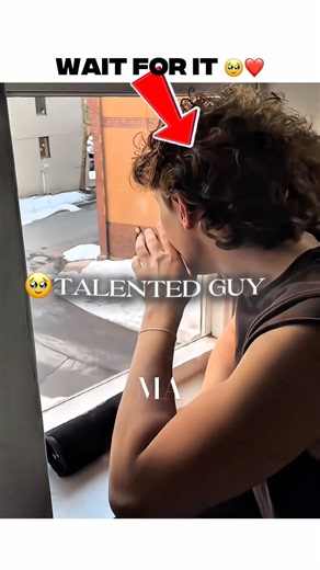 Boy sings to girls unexpectedly (ryan_peter_murphy) 😲