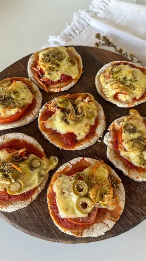 Mariana Talita Pinheiro on Instagram: "Uma mini-pizza que pode ser congelada para garantir lanchinhos da tarde saudáveis e diferentes. A família inteira vai amar comer saudável. Partilha com quem precisa de ideias de lanchinhos 🤍 👉Ingredientes: 150g de iogurte natural 1 pitada de sal ¼ de xícara de ricota (creme) 1 e ½ xícara de farinha aveia (Dependendo do iogurte, será necessário usar um pouco mais de farinha para dar o ponto). 👉Recheio à escolha (sugestão): 10g de queijo muçarela, 10g de p