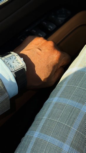 Un costume Prince-de-Galles gris à lignes bleu clair, une chemise bleu ciel, une cravate bleu marine texturée, et des Richelieu marron chocolat soigneusement glacés… Voici la définition même de l’élégance maîtrisée. Chaque détail compte : ✨ Le bleu de la cravate qui répond aux lignes du costume ✨ La pochette blanche en pli présidentiel pour la pureté ✨ Les chaussures françaises qui ancrent le look dans le haut de gamme Un ensemble pensé pour les hommes qui savent que la classe n’est jamais un ha