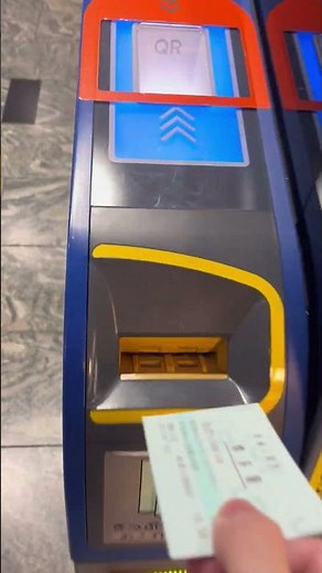 山陽新幹線博多駅改札口入場券入れる
