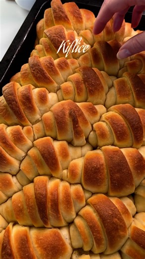 Ivana Tešanović on Instagram: "Kiflice 🤗 800gr brašna 450ml toplog mleka 7gr suvog kvasca 10gr soli 50gr maslaca 150gr grčkog jogurta 1 kašika šećera +maslac za premazivanje (oko 100gr) Postupak: U dublju posudu naspite brašno i napravite udubljenje na sredini. U udubljenje naspite toplo mleko, šećer i kvasac, promešajte i ostavite 10min da se kvasac aktivira (pazite da prilikom mešanja ne zahvatite mnogo brašna). Kada se kvasac aktivirao dodajte grčki jogurt, maslac i so. Sve sastojke umesite 