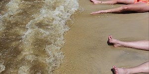 Fecal matter posed risk at 90% of Texas beaches last year, report says. Here's how to track it