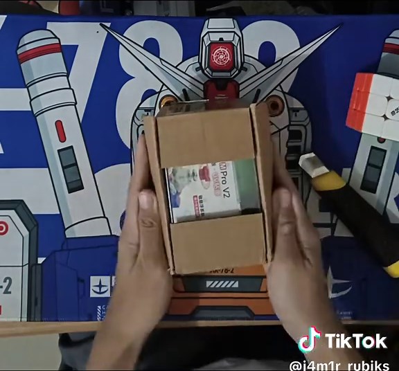 Unboxing the Qiyi M V2 Pioneer Speed Cube