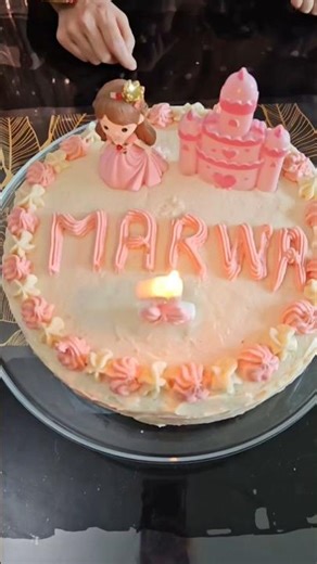 gâteau d'anniversaire aux fruits rouges, la recette complète est disponible sur ma chaîne #gateau