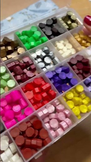 Impacchettare un regalo simulando una busta con chiusura in ceralacca - TUTORIAL FACILE