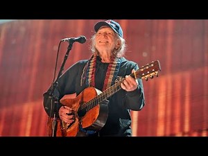 Willie Nelson & Neil Young Shine at 40th Farm Aid 🎶✨ Historic Concert Moments!