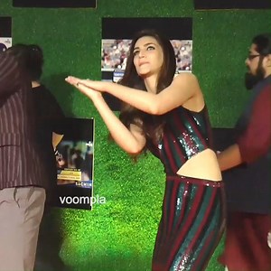 846K views · 10K reactions | Kriti Sanon playing Dhoni's HELICOPTER...