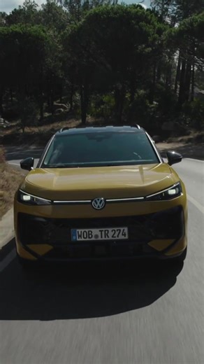 The new Volkswagen T-Roc in Canary Yellow - Driving Vdeo