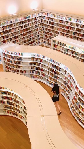 BEAUTIFUL DESTINATIONS on Instagram: "We’re inspired by @helloangelia’s Singapore adventure. 🇸🇬 Bookmark this for the best things to see, visit, and eat while in this beautiful and charming country! ❤️ How does a vacation here sound? ✨ 𝐏𝐥𝐚𝐜𝐞𝐬 𝐭𝐨 𝐒𝐞𝐞 🏙️ 📍Central Fire Station 📍Cloud Dome / Flower Dome 📍Dragonfly Lake 📍Fort Canning Park 📍Jewel 📍Koon Seng Road 📍Library @ Orchard 📍Little India 📍Marina Bay Sands 📍Merlion Park 📍National Gallery 📍National Orchid Garden 📍OCBC S