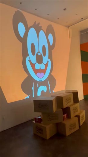 銀座で開催中の“口にできない”チョコレート店『Champ Chime Chocolate』ご招待いただき行ってまいりましたわよ🍫不思議な体験謎のお土産まさかの真相予想通りだいぶ攻めた展示になってました♡開催はGinzaNovo 3F特設会場にて5/15（金）まで！！どうぞご入店は自己責任で…🧸#ChampChimeChocolate#チャンプチャイムチョコレート