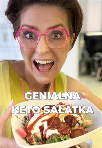 Składniki: 🥗 pomidory 🥗 czerwona cebula 🥗 kolendra 🥗 awokado 🥗 oliwa 🥗 sól 🥗 śmietana 18% 🥗 chorizo 🥗 sriracha #kobieta40plus #keto #lowcarb #dietaketo #dietaketogeniczna