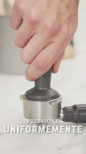 Espresso na Cafeteira Compacta de Espresso e Cappuccino Oster®