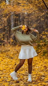 Anzeige 📸 5 poses with a leaf 🍁 Autumn is not over yet! There’s still time to grab a leaf and snap some cute photos 🍂✨ I used my Nikon Z 8 & NIKKOR 85mm f/1.8 S lens for these photos 🙌🏻 The lens creates such a beautiful blurred background, looks almost like a painting 🤭😍 #nikonphotography @nikondach @nikoneurope #NikonCreator Which pose would you try? 🍁 The shy girl 🍁 Crossed legs 🍁 Reaching for a leaf 🍁 Study the leafs 🍁 Follow me #torismicommunity #posingideas #posing101 #creativep