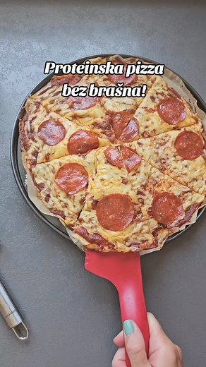 Viralna cottage cheese flatbread pizza 🤩🍕 iliti proteinska pizza. 😉 evo recept: ✅️SASTOJCI 250 g zrnatog ili posnog sira 2 jaja pola žličice češnjaka u prahu malo soli 1 žličica origana nadjev po izboru (npr. umak od pasate i začina, Gouda i kulen) ✅️UPUTE 1. Izblendati sastojke za pizza "tijesto" te sipati na papirom obloženu tepsiju. 2. Peci na 180° oko 30 minuta. 3. Na vrh stavi nadjev po želji te vrati u pećnicu na još 8-10 minuta s time da ovaj put ugrij na 200°. I to je to! | Tikvica.co