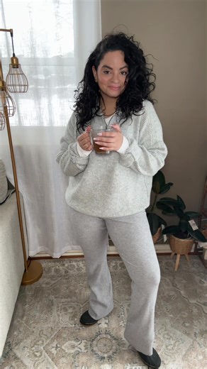 Today’s #ootd . Testing the algorithm to see if TikTok is up and running yet 😂. Drop a comment if you can see this post! #ootdinspo #outfit #momlife