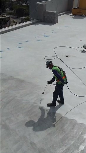 Laje nova, alta exigência: TechCrete 2500 aplicado direto no concreto curado.