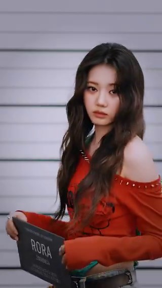 What I really love about Rora’s teaser is that the beat didn't start right away. There’s a few seconds of silence first, and it honestly feels like she’s acting. IDK, it just gives off that vibe. Her eyes really do the talking. Even the background noise makes it so much better at the start. And her poses and facial expressions deym 🔥She really nailed this concept for me, she's really like a criminal, badass, stubborn, hard-to-handle type. She’s giving rich, spoiled brat energy too 😭 She has im