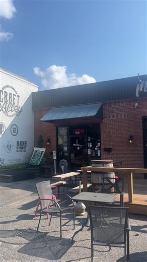 Located in Olive Branch, MS. This gem offers craft beers, live entertainment, and food from several local restaurants! #craftbeertok #ipa #mississippialehouse #beerflight