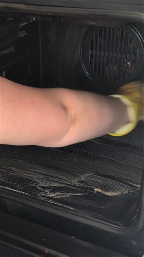 The ultimate oven deep clean! 🧼 #shorts #oven #deepcleaning