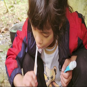 The poor girl went down to the stream and caught a big fish to sell, to cover her difficult life | The Pombing Vide