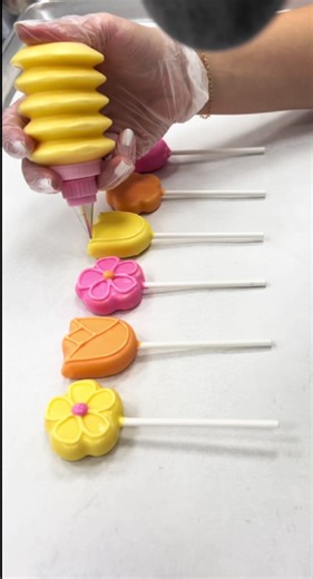 the CUTEST daisies🥹 (we’re missing warm weather big time over here) #poptok #cakepops #cakepoptok #shapes #fyp