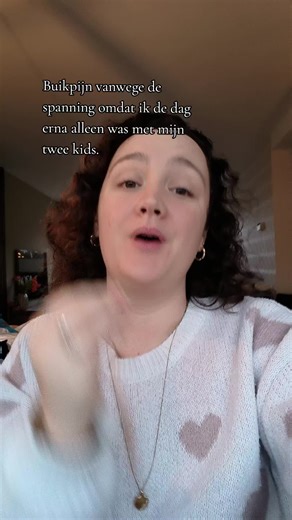 Buikpijn vanwege de spanning omdat ik de dag erna alleen was met mijn twee kids. #vrouwachterdemoeder #moederschapzonderfilter #mentaalmoederschap #dekleinespruit #eerlijkmoederschap