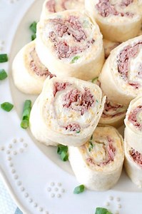 51K views · 741 reactions | Roast Beef Pinwheels - A hearty appetizer or tasty cold lunch. Recipe in comments. #roastbeefpinwheel #roastbeef #pinwheels #easyappetizers | Foodlovinfamily | Facebook