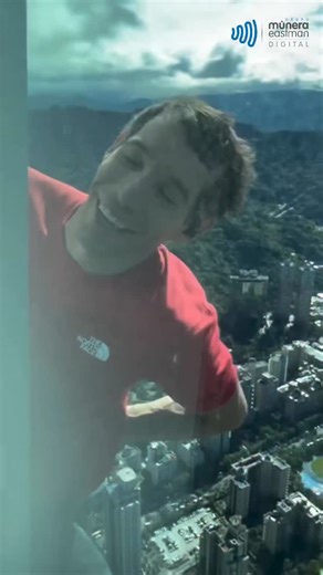El es Alex Honnold, conocido escalador que practica la modalidad free solo, consistente en no usar equipo de escalada y ni cuerdas de seguridad y hoy es tendencia porque escaló el Taipei 101, edificio que mide 508 metros y durante un tiempo fue el más alto del planeta 🤯 Alex ya había logrado una hazaña similar cuando escaló El Capitán, una pared de 900 metros en el parque Nacional de Yosemite ⛰️ #alexhonnold #freesolo #viral | Radio Munera