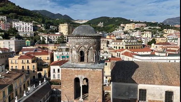 Il centro storico di Salerno con i monumenti, chiese e cupole. Campania, Italia. Vista aerea dei principali monumenti e chiese di Salerno, città di mare del sud Italia.