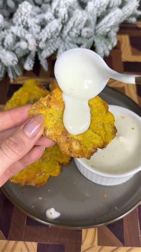 Salsa de queso 🫕 🧀 una receta perfecta para mazorcadas, ensaladas y patacones. Ingredientes: • 150g de queso fresco, usé quesito. • 200g de yogurt griego natural. • sal y pimienta al gusto. • zumo de 2 tapita de limón. #recetas #salsas #comida #food #recipe | Juliaconscientemente