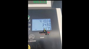 SCAM ALERT A taxi driver pulled a fast one at a fuel station in Takoradi after filling his tank with GHC 400 worth of fuel. He handed the attendant just GHC 10 and some old currency, then sped off without looking back Watch how it all happened. #ConnectFM | Connect 97.1FM
