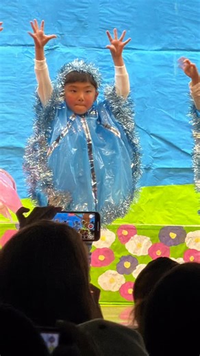 2025.12.5 蓮月🌟お遊戯会 オペレッタ【どうぞのいす】の風役 きらきら星の演奏 歌 頑張りました🥰 蓮月が「笑顔でやるけん！見ててね！」と言っていましたが 緊張したらしく顔は真顔です🤣 #蓮月 #5歳4ヶ月 | 山﨑杏花