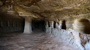 1.1M views · 27K reactions | Condado de Longyou, China 1992... en una pequeña aldea un grupo de agricultores comienza a drenar varios estanques para crear espacio para nuevos campos de cultivo pero cuando las aguas retroceden hacen un descubrimiento notable.  Todo esto y más en tu pantalla de History #Inexplicable | HISTORY | Facebook