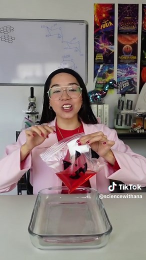 Monstruos explosivos 🎃👻 Experimentos de Halloween para niños Materiales: •1 bolsa ziploc •Vinagre •Bicarbonato de sodio •Colorante •1 plumón permanente •1 servilleta #experimento #quimica #cienciaentiktok #aprendeentiktok #ciencia