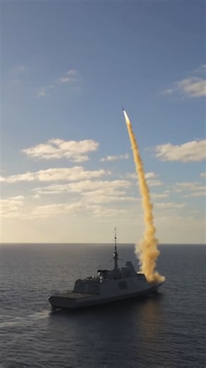 🇫🇷 Marine nationale on Instagram: "#Tir | La frégate multi-missions à capacité de défense aérienne renforcée (FREMM DA) Alsace a réalisé un tir de missile antiaérien Aster 30💥 🎯Objectif ? Intercepter une cible supersonique tirée depuis un Rafale Marine ! Ce tir démontre la capacité des marins à faire face à des situations de haute intensité susceptibles d’être rencontrées par les navires de la Marine en opération💪 📹Pauline Misse / Marine nationale"