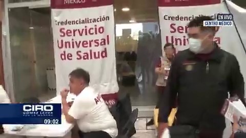 🔴GravísimoPolicías impiden la labor de la reportera Andrea Merazen Centro MédicoInterrumpen su transmisión mientras documentaba la falta de sistema para registrarse en el Servicio Universal de Salud📹 @Radio_Formula