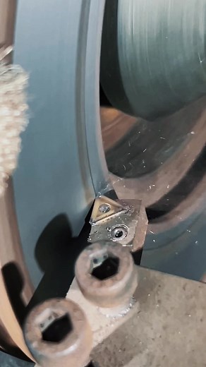 くっついたディスクを外す時は同伴マーで角をガンガンが安心！新しいパッドに新しいディスク面が気持ちいい！ #ナリタオート #整備士 #mechanic