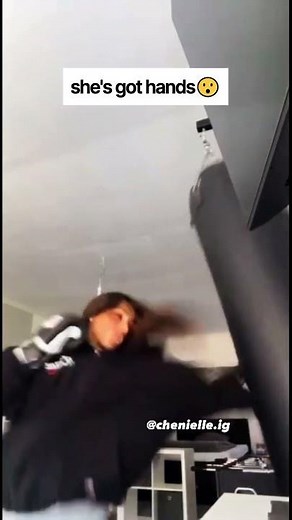 This Girl Boxer Destroys Heavy Bag!