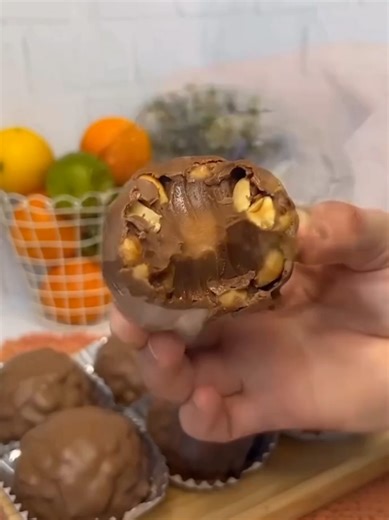 ШОКОЛАДНЫЕ БОМБОЧКИ с карамелью и арахисом 🔥 . Дети и даже взрослые от такого десерта будут в восторге, а на праздничном столе они будут выглядеть шикарно 😍 Это очень вкусно, поэтому обязательно сохраняем видео и не забываем про лаи‌ки и комментарии❤️ . Ингредиенты для карамели: 300 гр сахара 100 гр воды 1/3 ч л соли 100 гр сливок 150 гр сливочного масла . Для начала сахар заливаем водои‌ и ставим на огонь, доводим до 185 градусов, если у вас нет градусника, то увариваем до янтарного цвета. В 